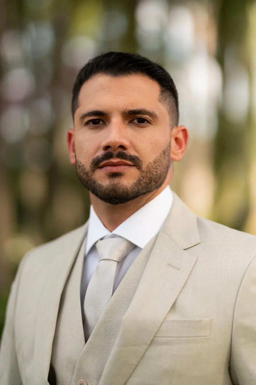 noivo com terno cinza claro