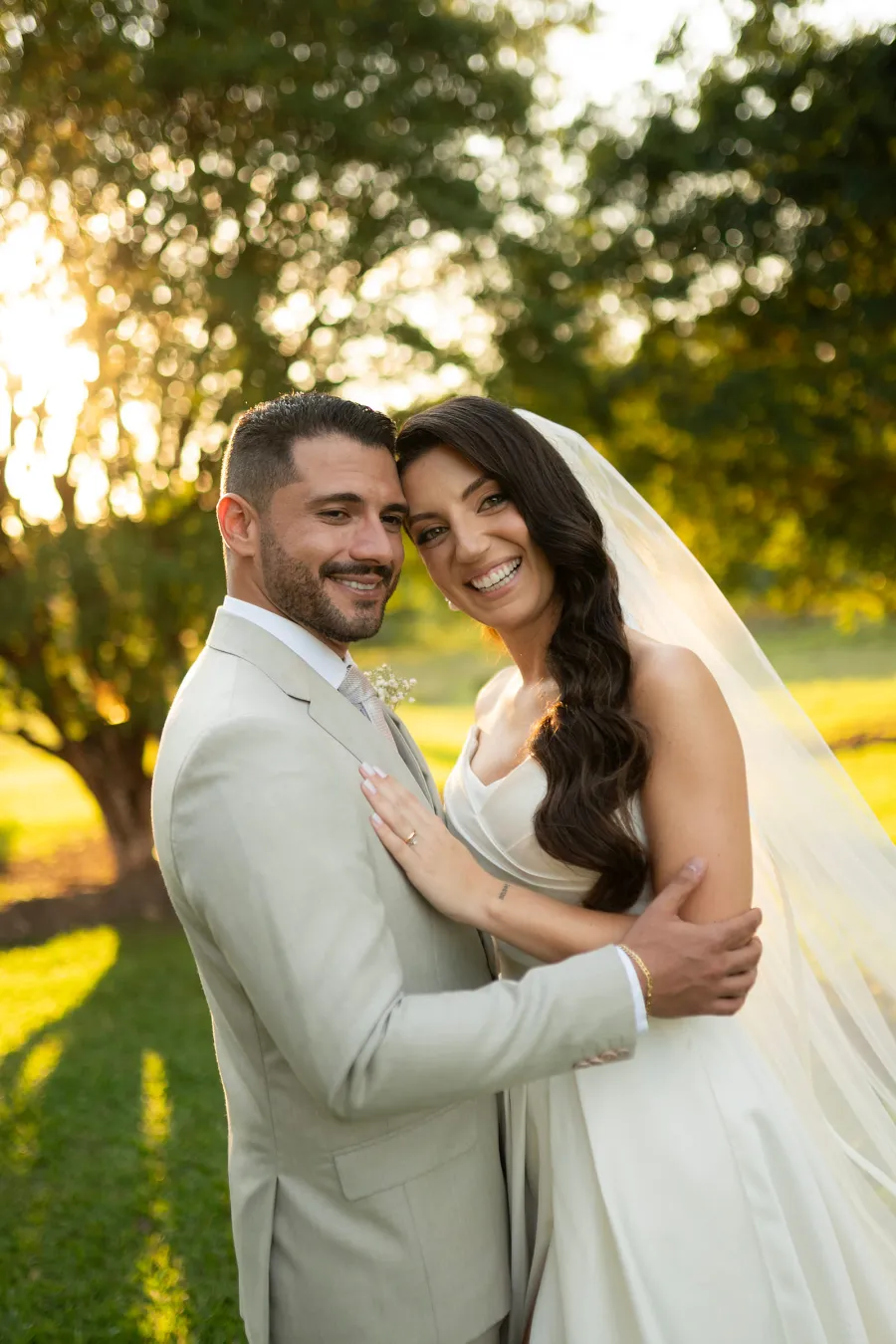 noivos abraçados no campo