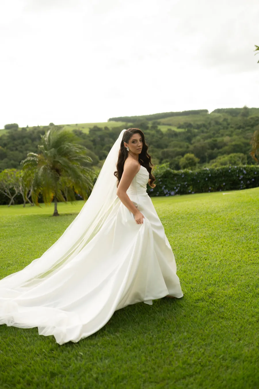 noiva com véu no campo