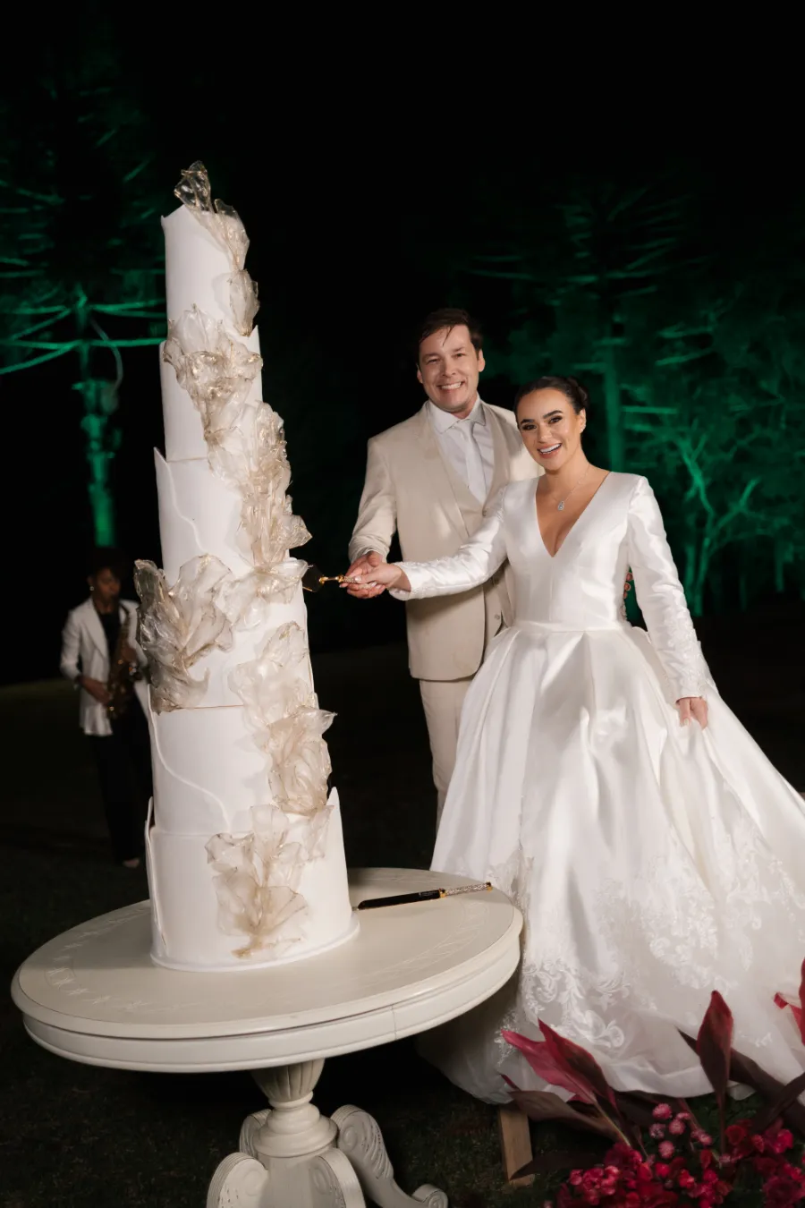 noivos cortando bolo