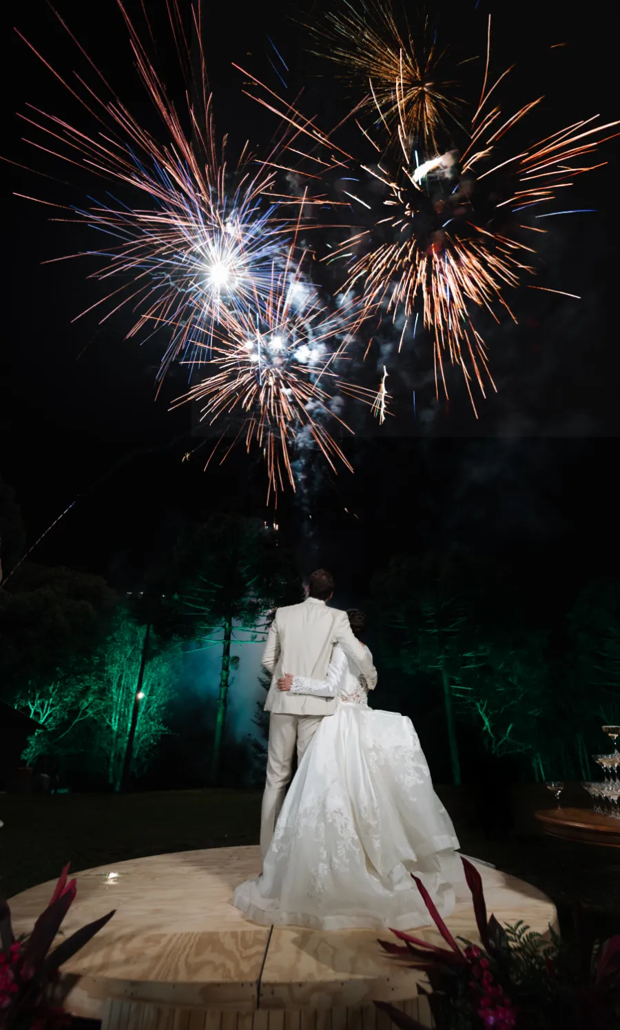 noivos assistindo fogos de artificio