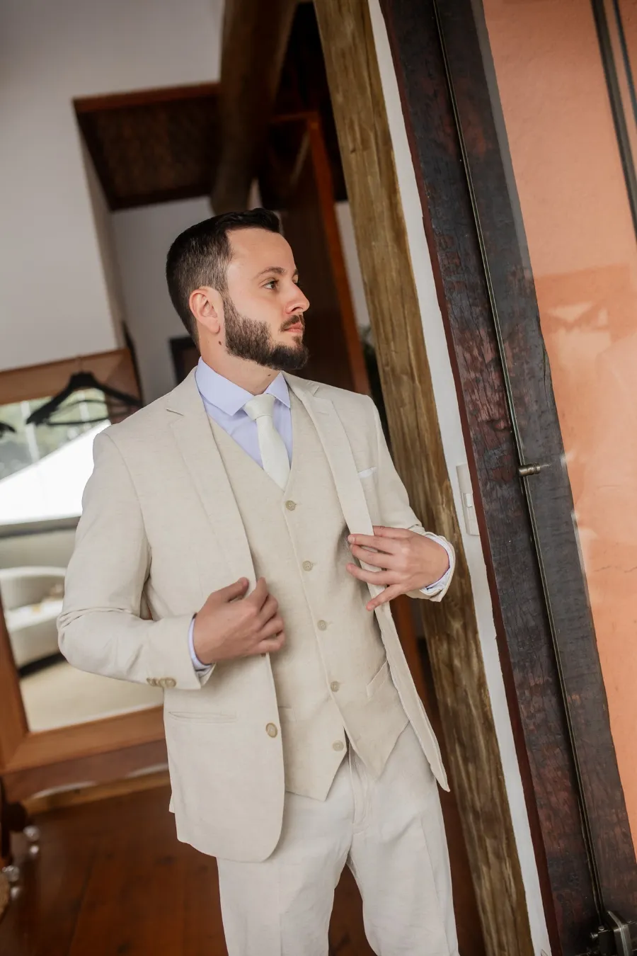 noivo com traje claro