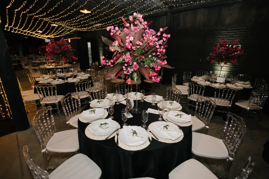 mesa posta com flor rosa no centro