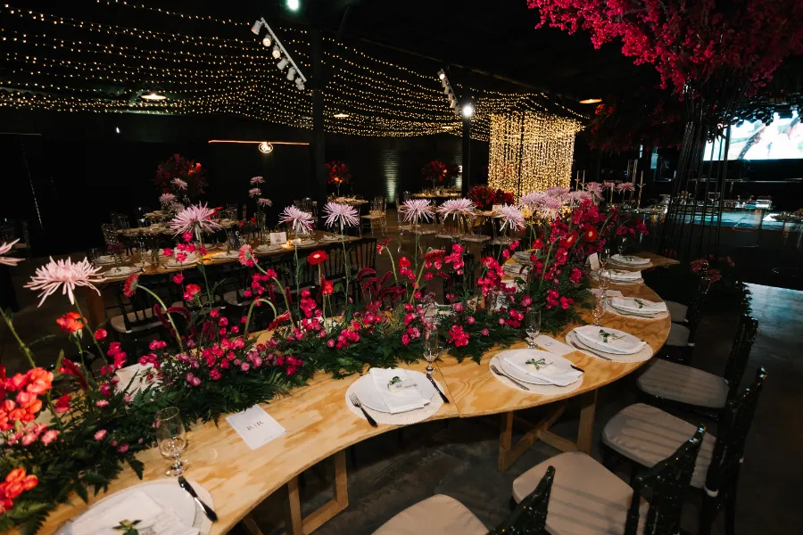 mesa curva decorada com flores rosa