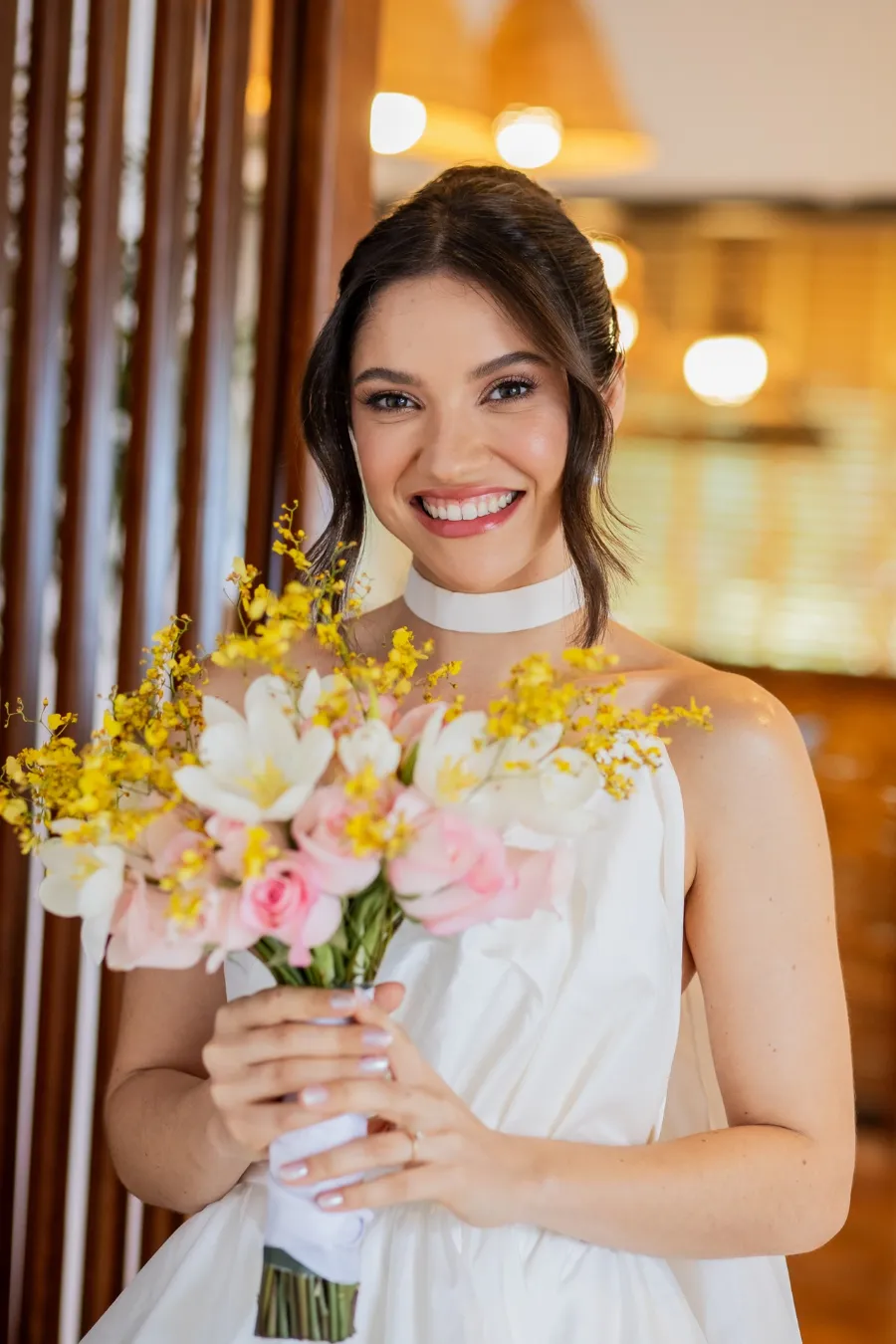 novia com buque amarelo rosa e branco
