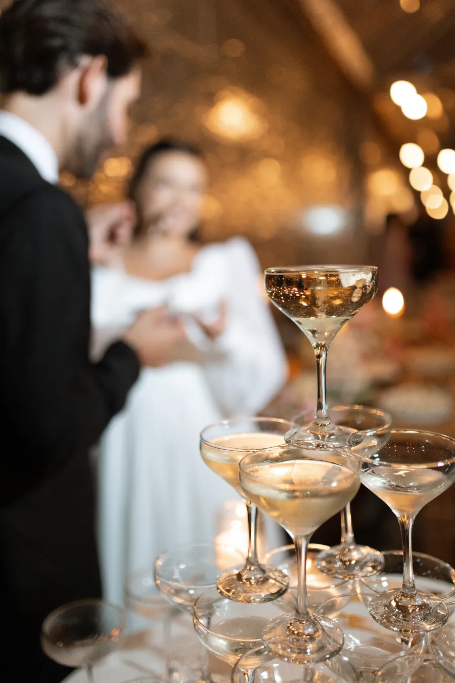 torre de taças e noivos ao fundo