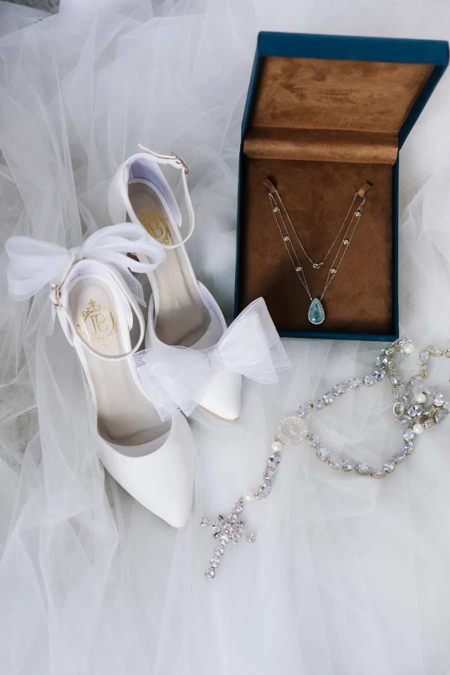 sandalia com laço ao lado de colar