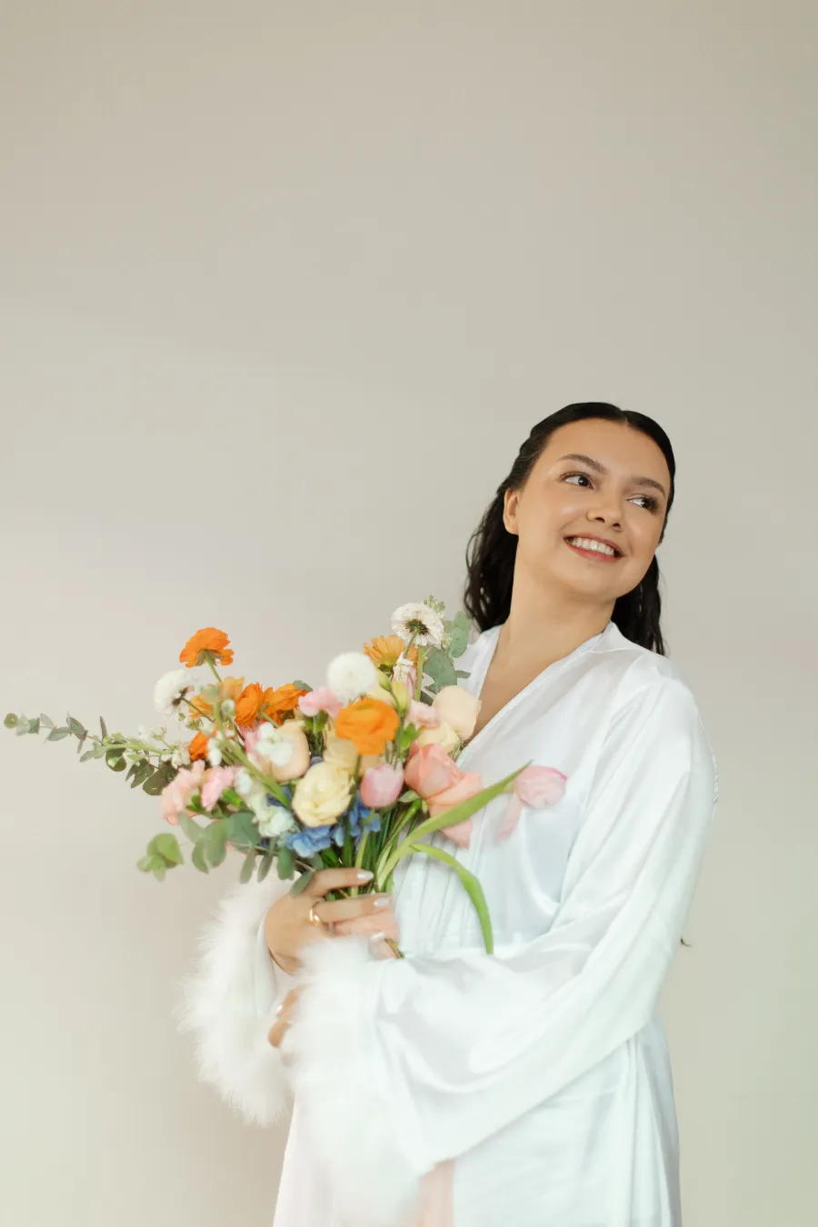 noiva de robe com buquê colorido