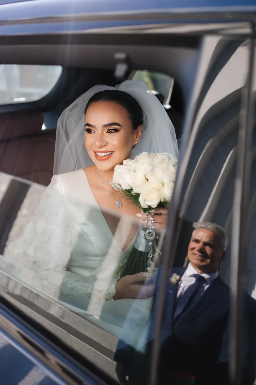 noiva dentro do carro