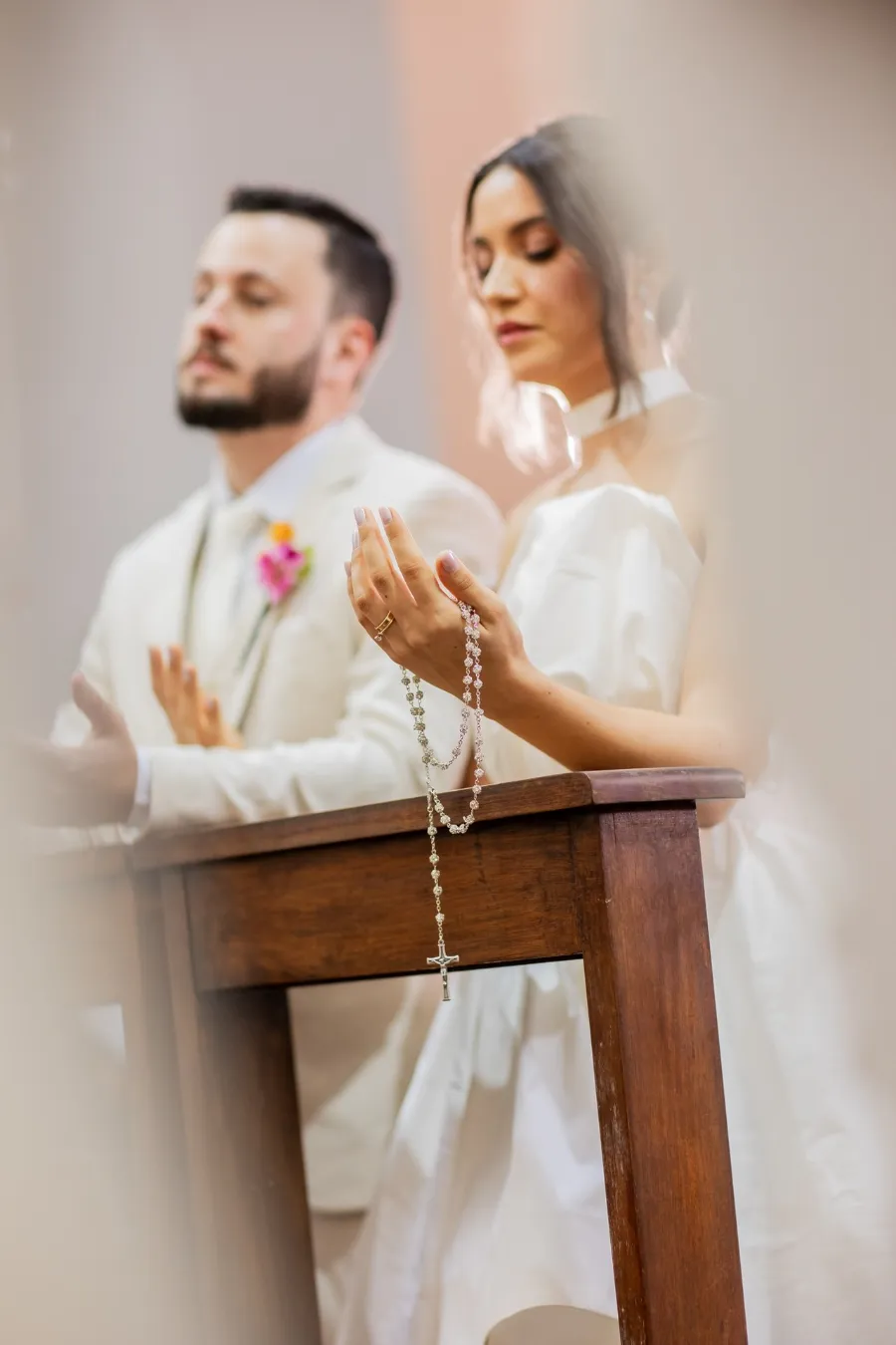 noivos orando na igreja