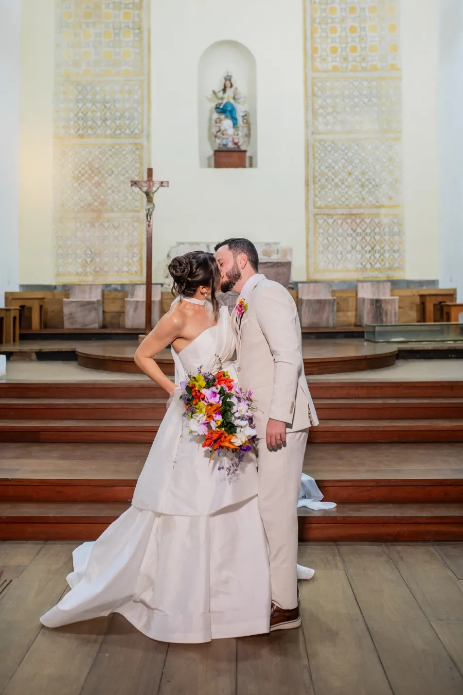 noivos se beijando no casamento