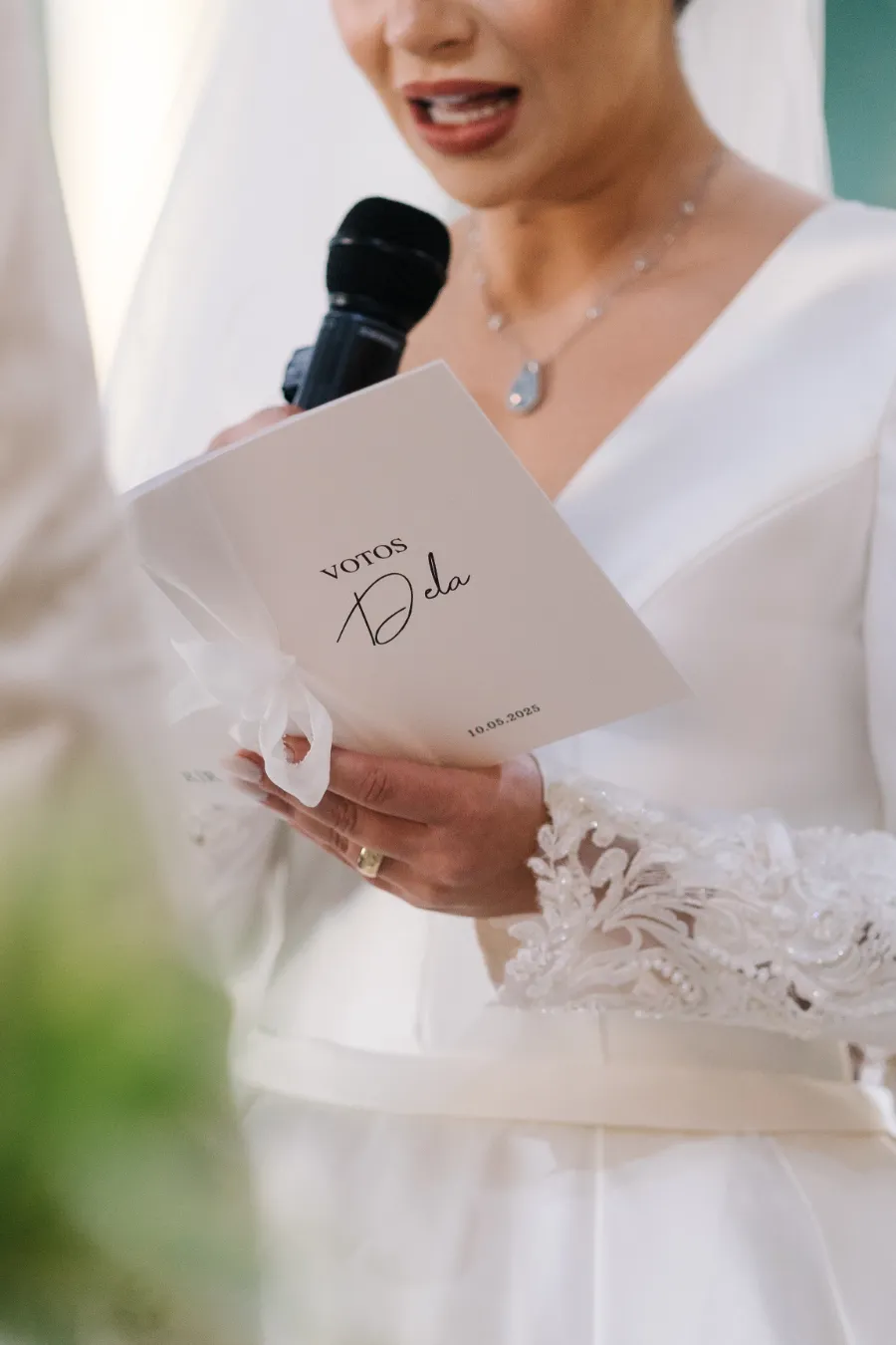 noiva segurando caderno de votos