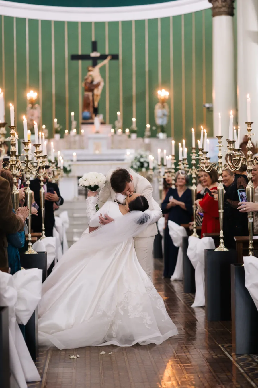 noivos se beijando no casamento na igreja