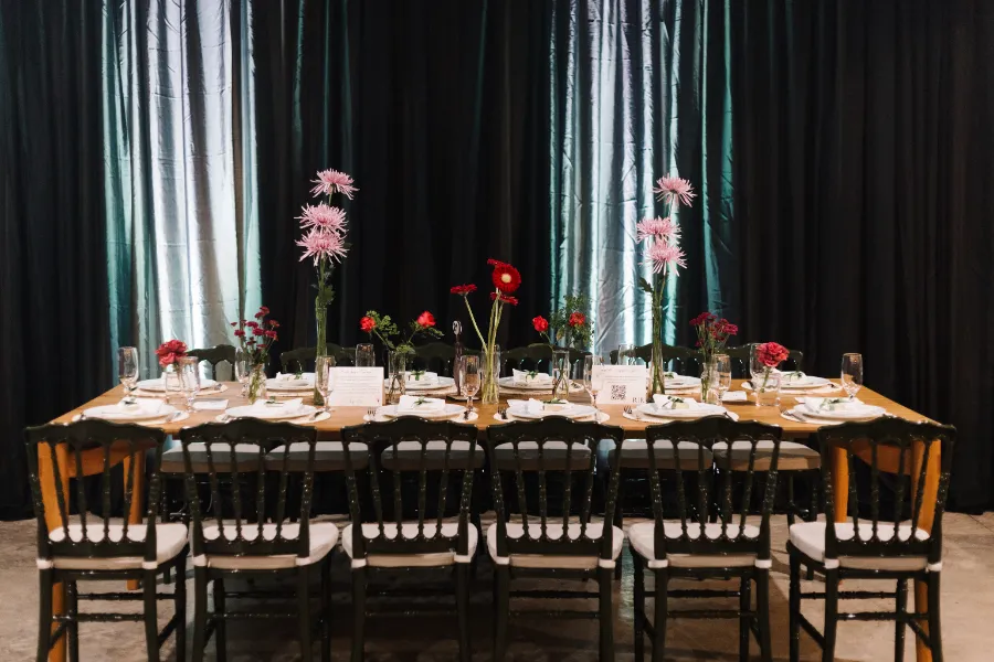 mesa posta decorada com flores