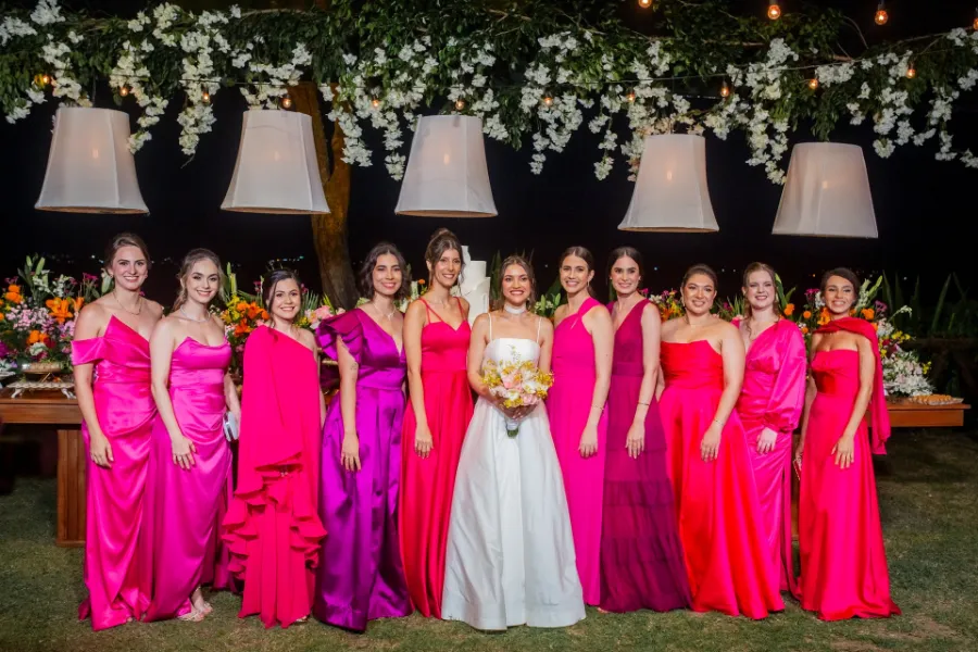 noiva ao lado de madrinhas de rosa