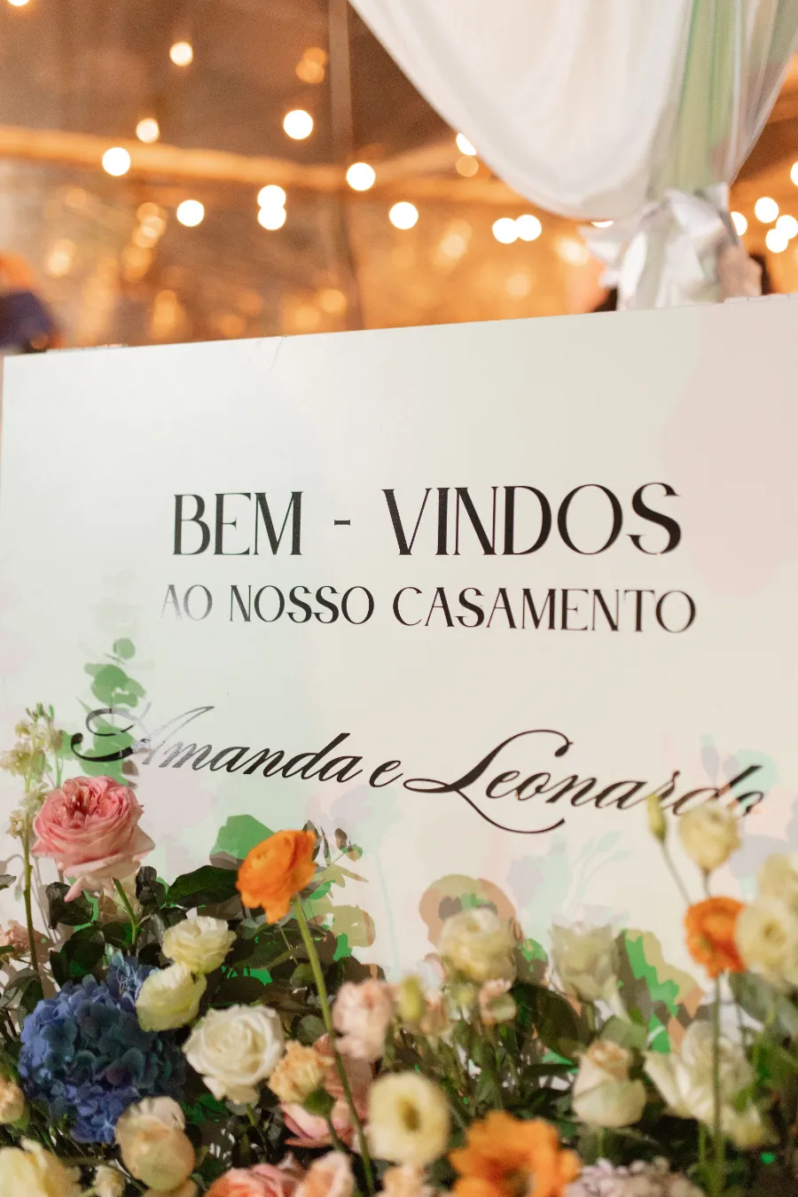 placa de boas-vindas com flores