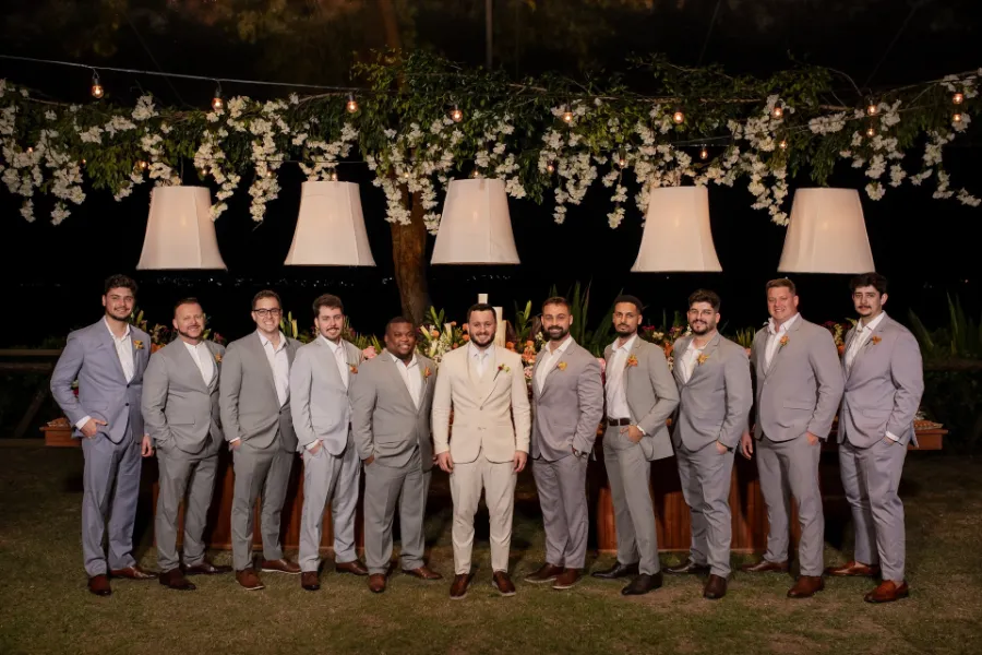 noivo ao lado de padrinhos de cinza