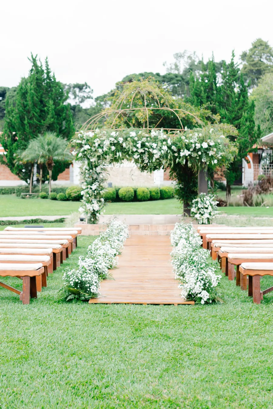 altar delicado com flores brancas