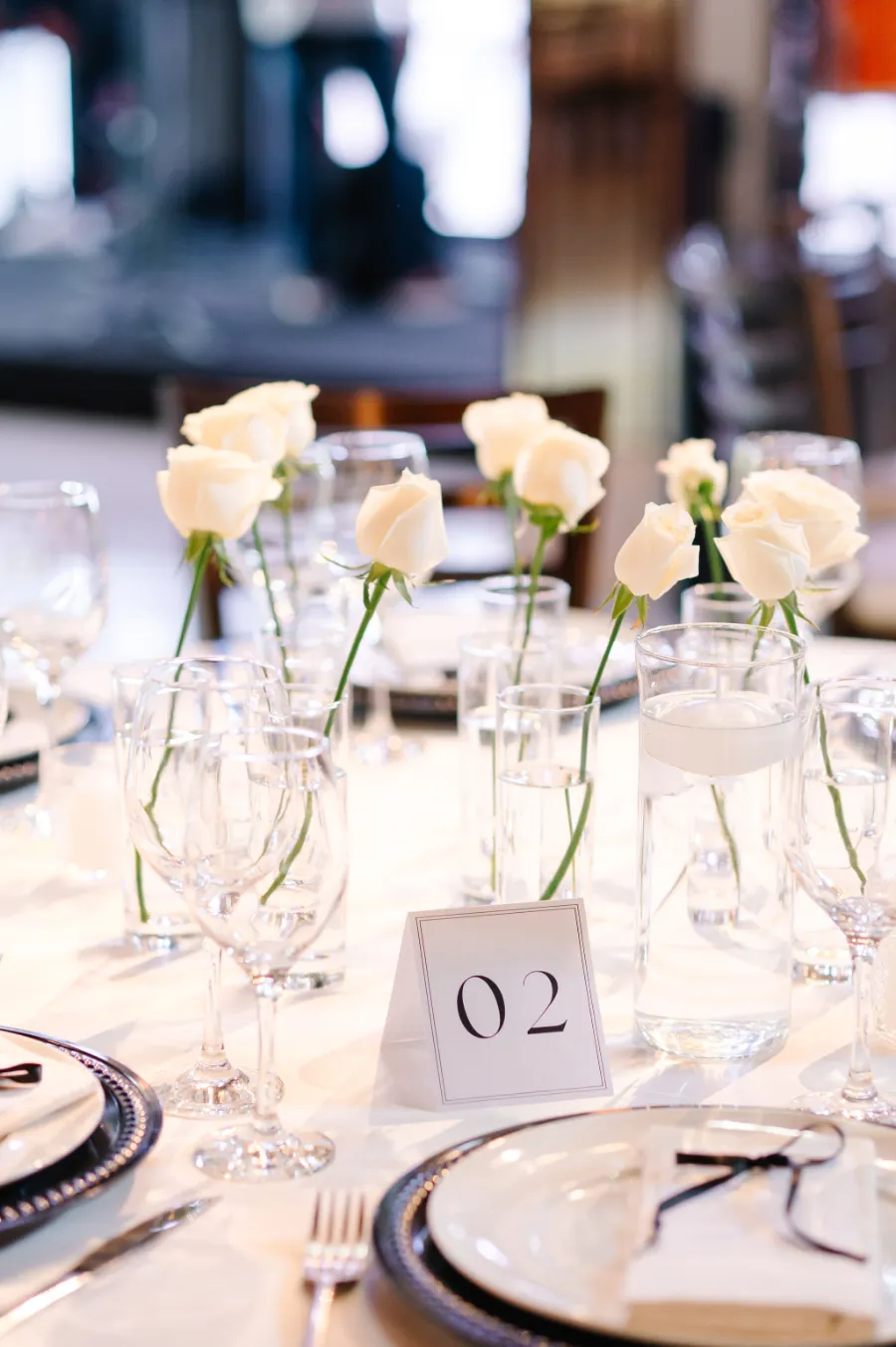 centro de mesa decorado com rosas brancas