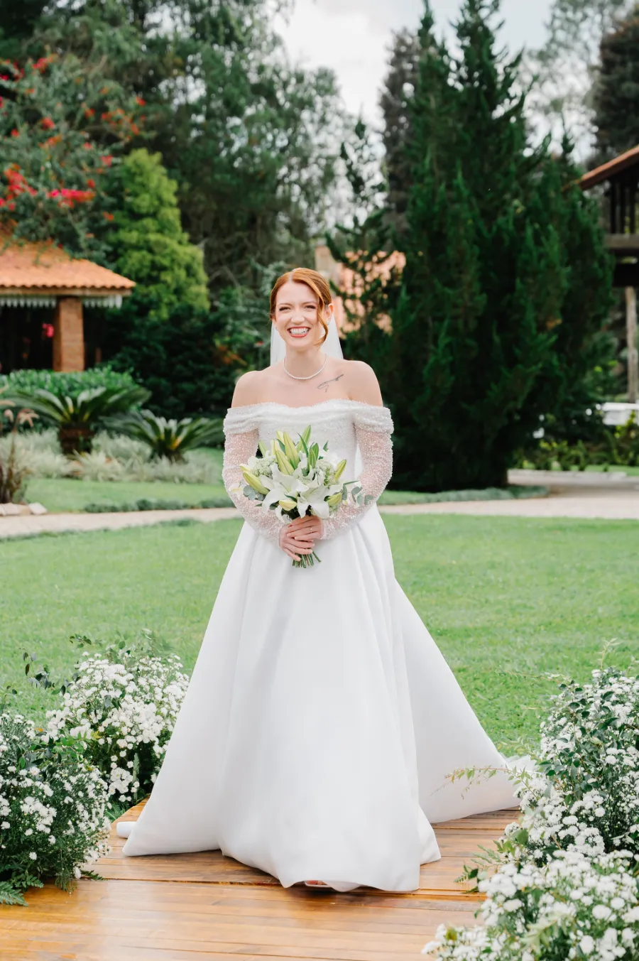 mulher com vestido de noiva com buquê