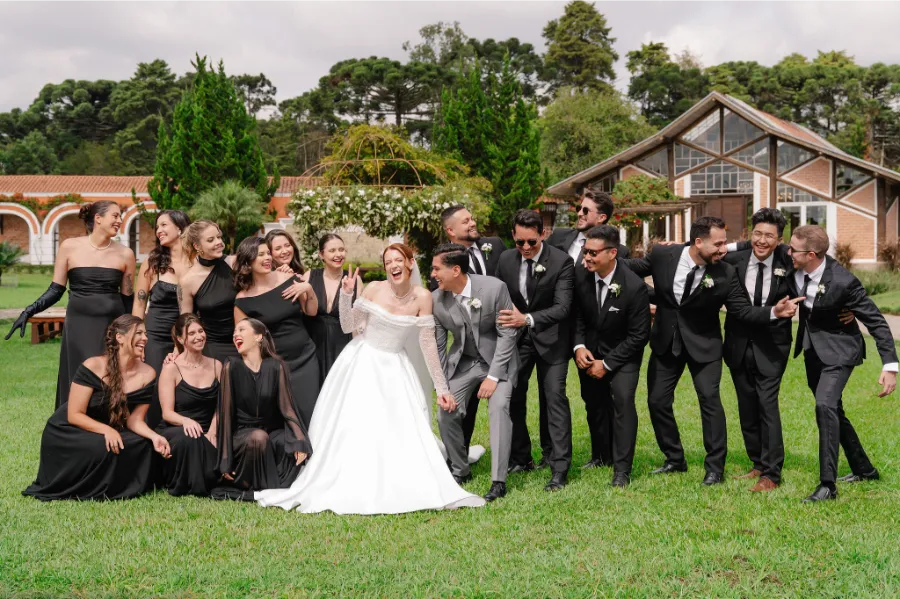 noivos ao lado dos padrinhos e madrinhas de preto