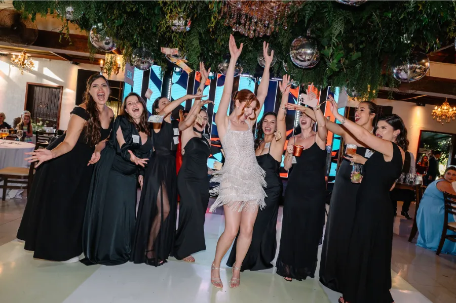 noiva dançando ao lado das madrinhas de preto