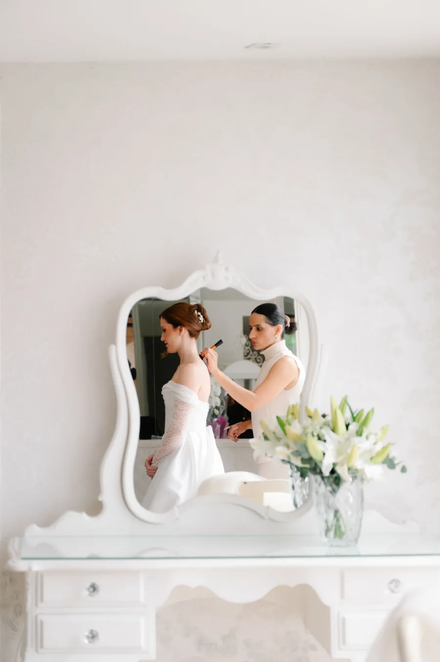 noiva sendo maquiada