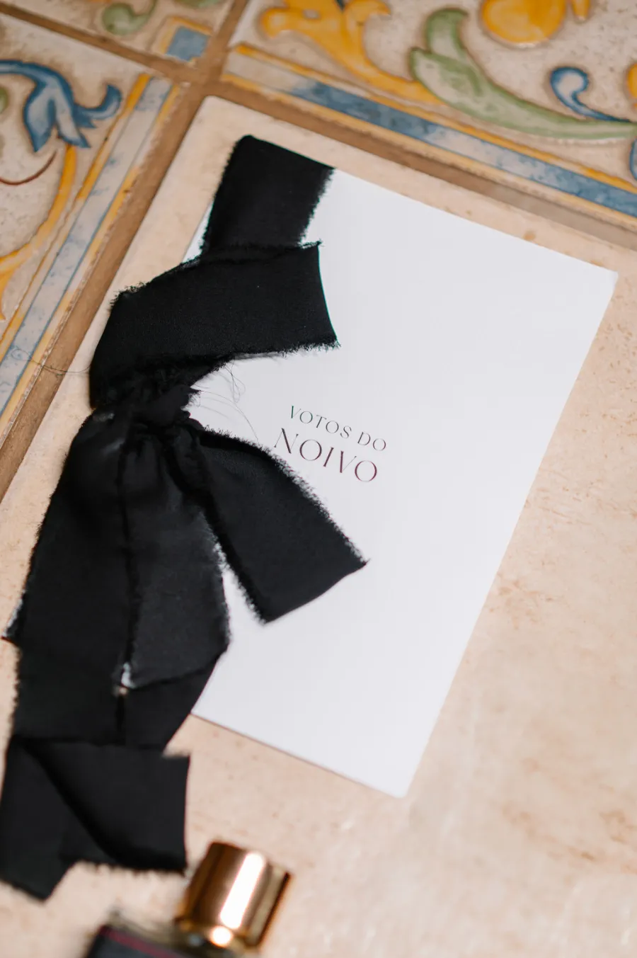 caderno de votos com fita preta