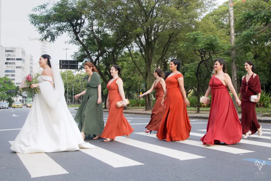 noiva andando na rua ao lado das madrinhas