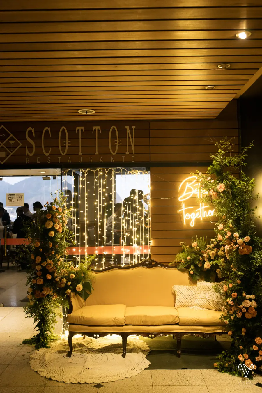 cantinho de fotos com sofa