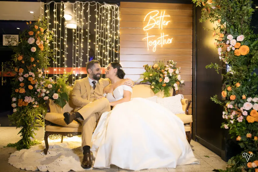 noivos sentados no sofa