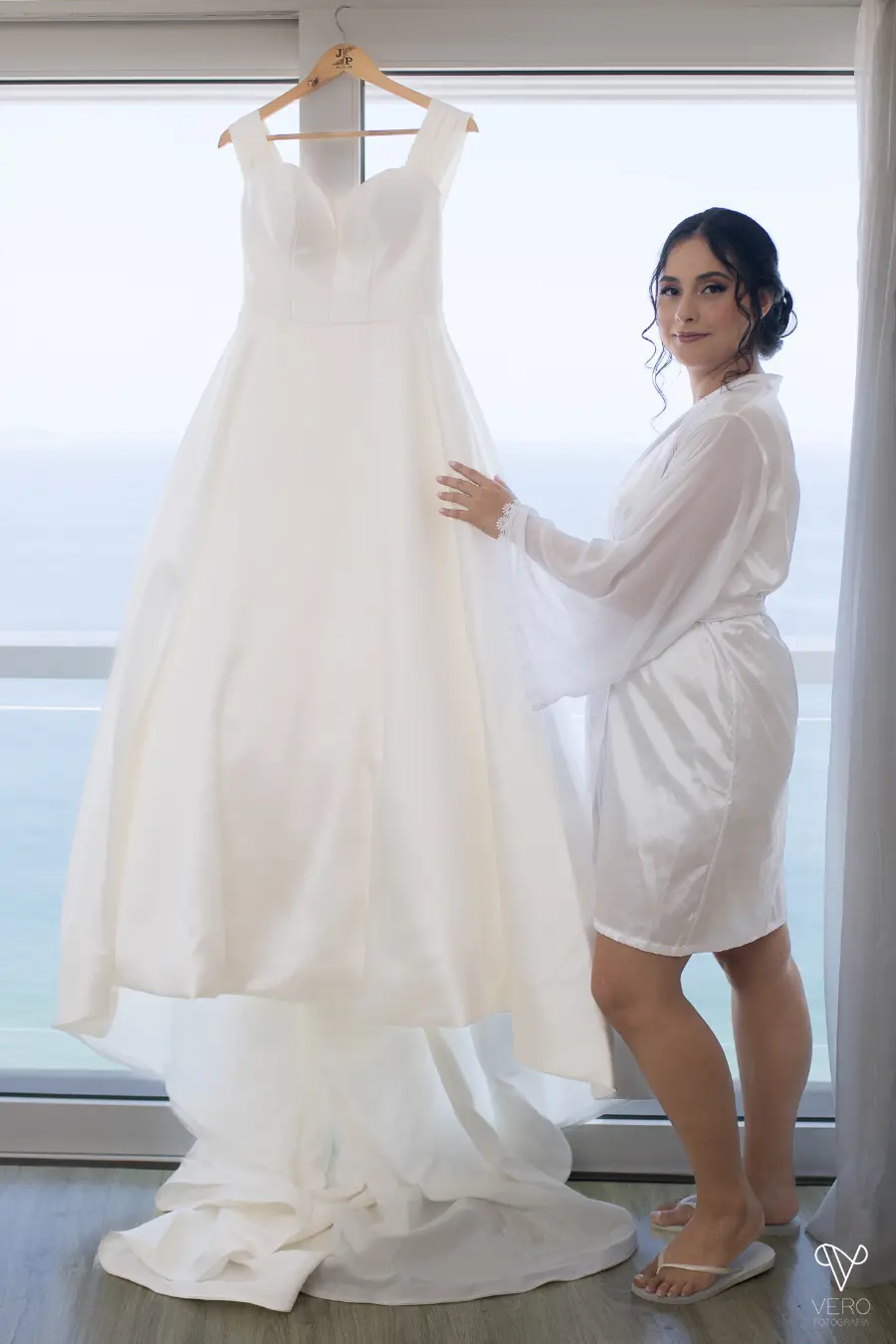 noiva olhando vestido de noiva