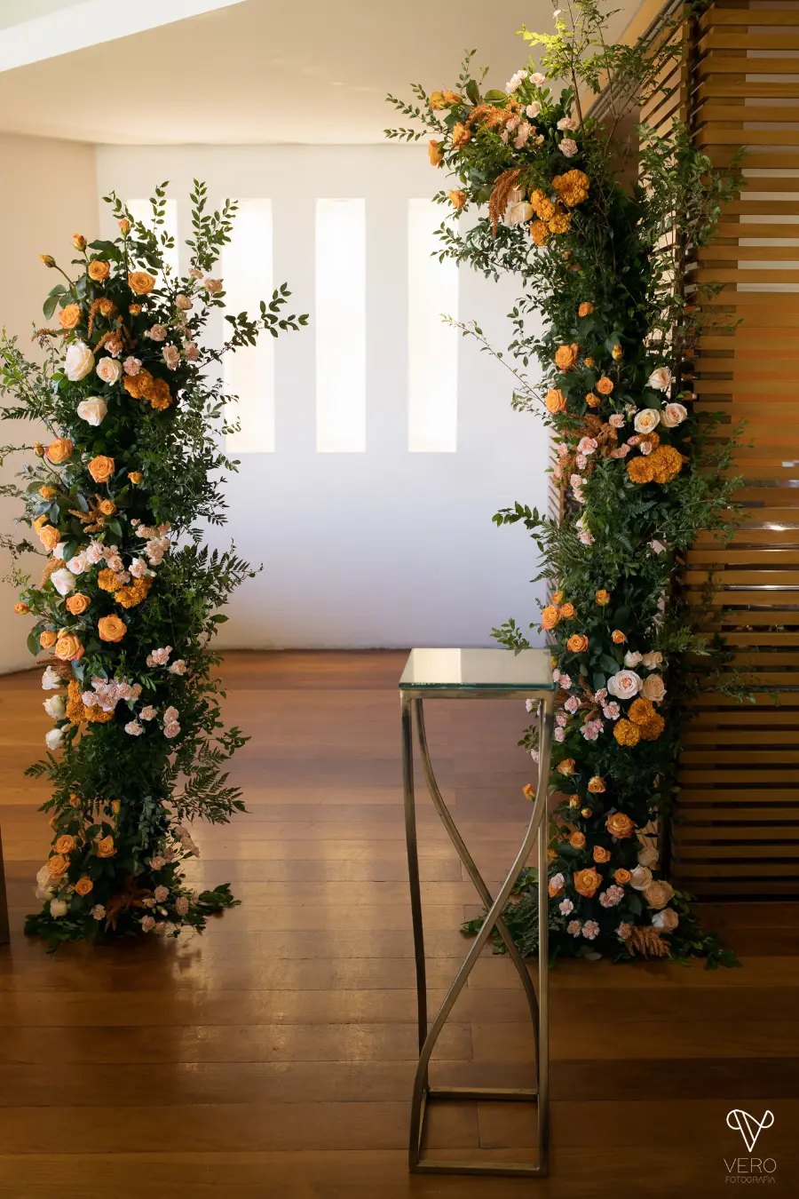 altar desconstruido com flores