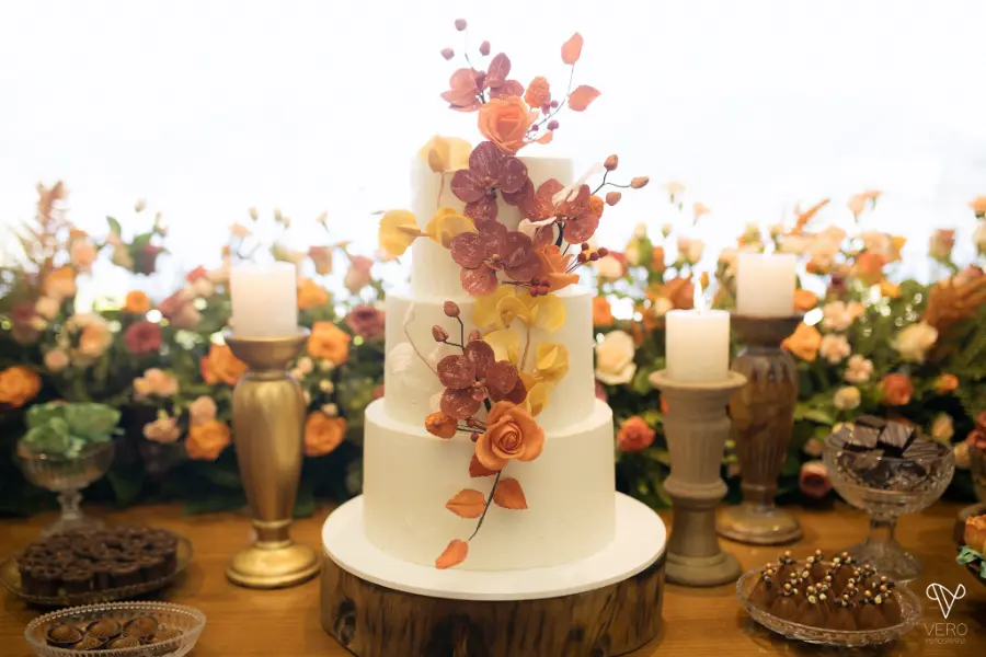 bolo de casamento de tres andares com flores