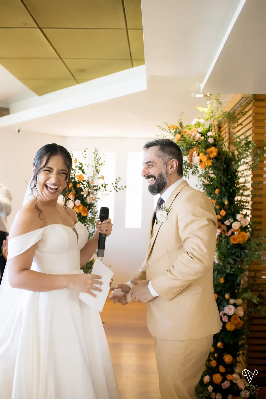 noivos rindo no altar