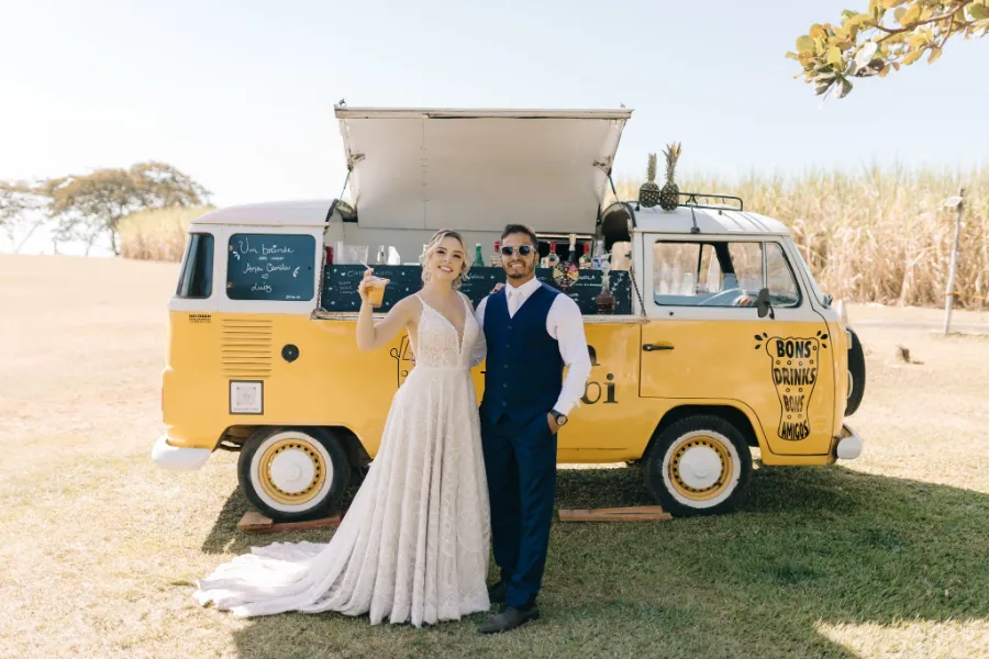 noivos na frente de kombi de bebidas