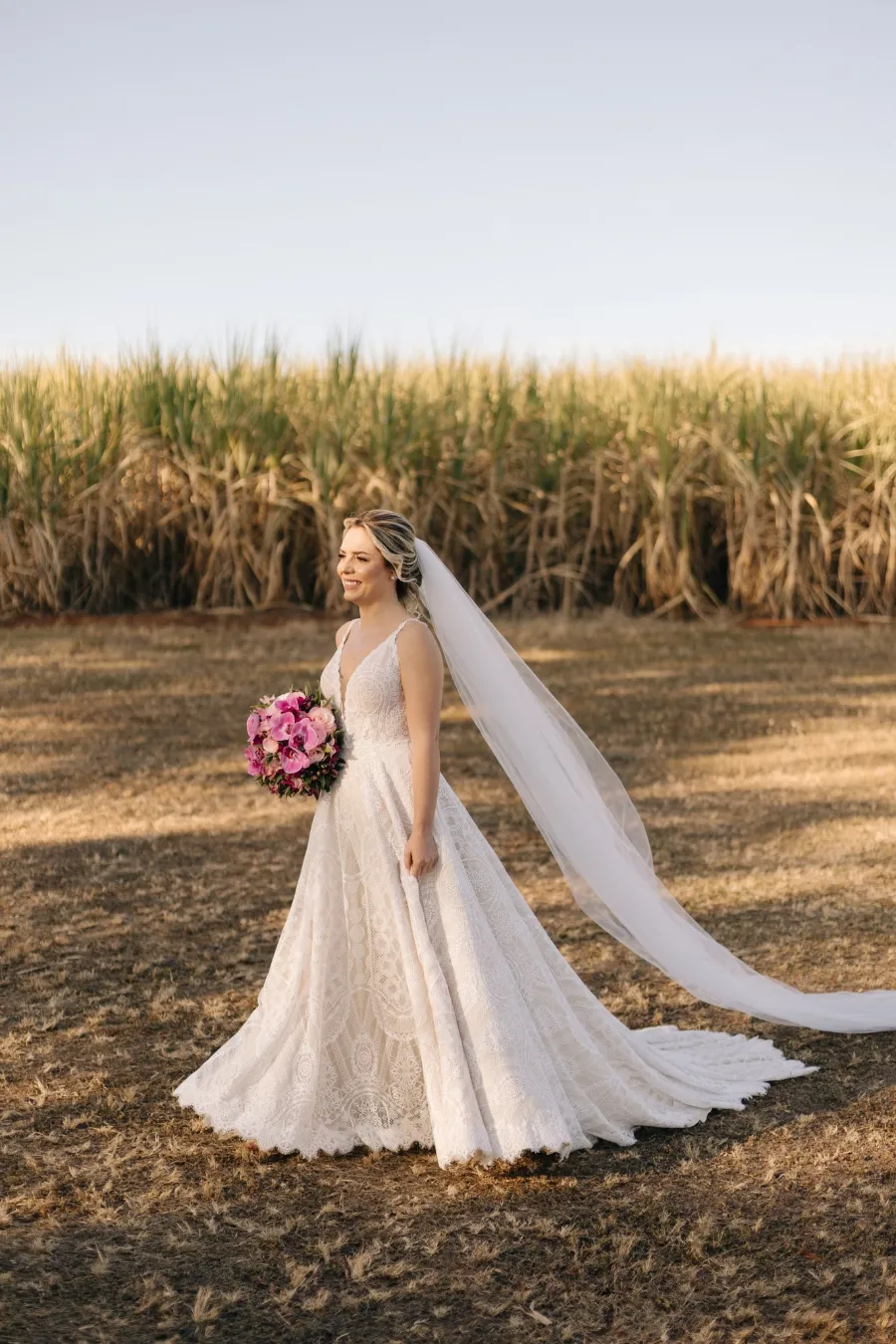 noiva com véu e buque rosa