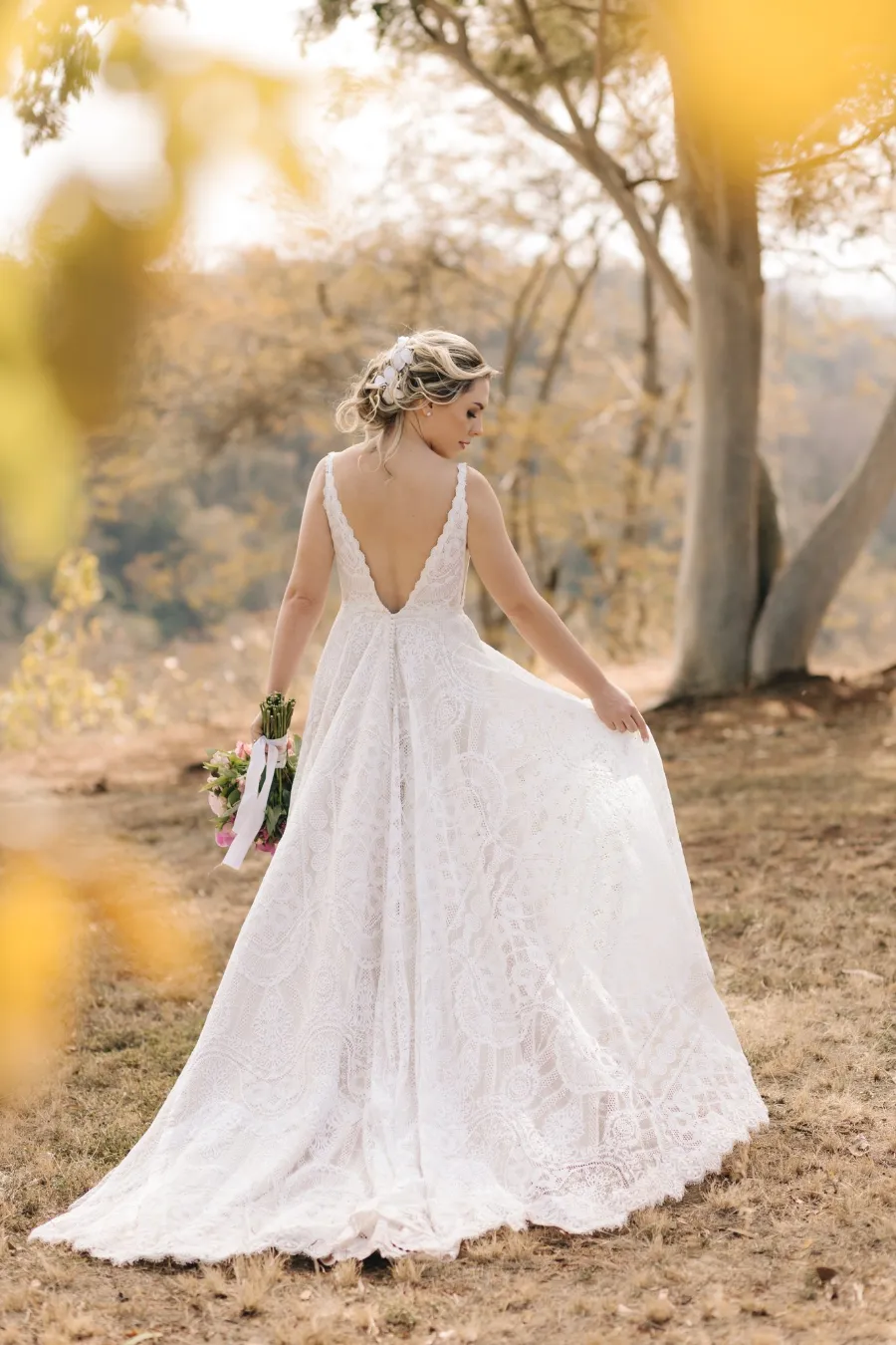 mulher ocm vestidod e noiva com decote nas costas 