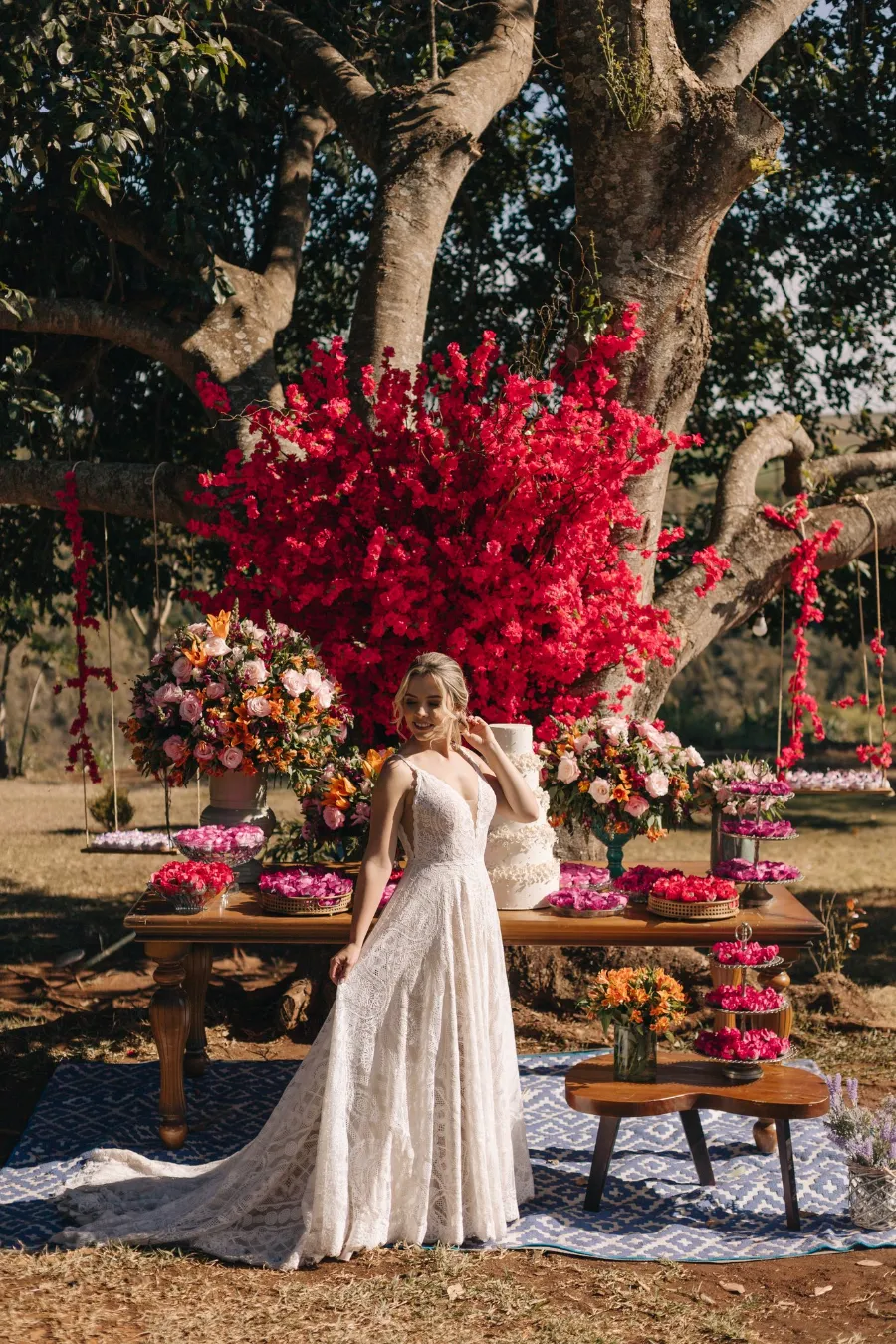 noiva na frente da mesa do bolo