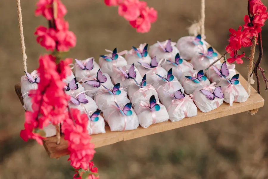 bandeja com bem casados decorados com borboletas