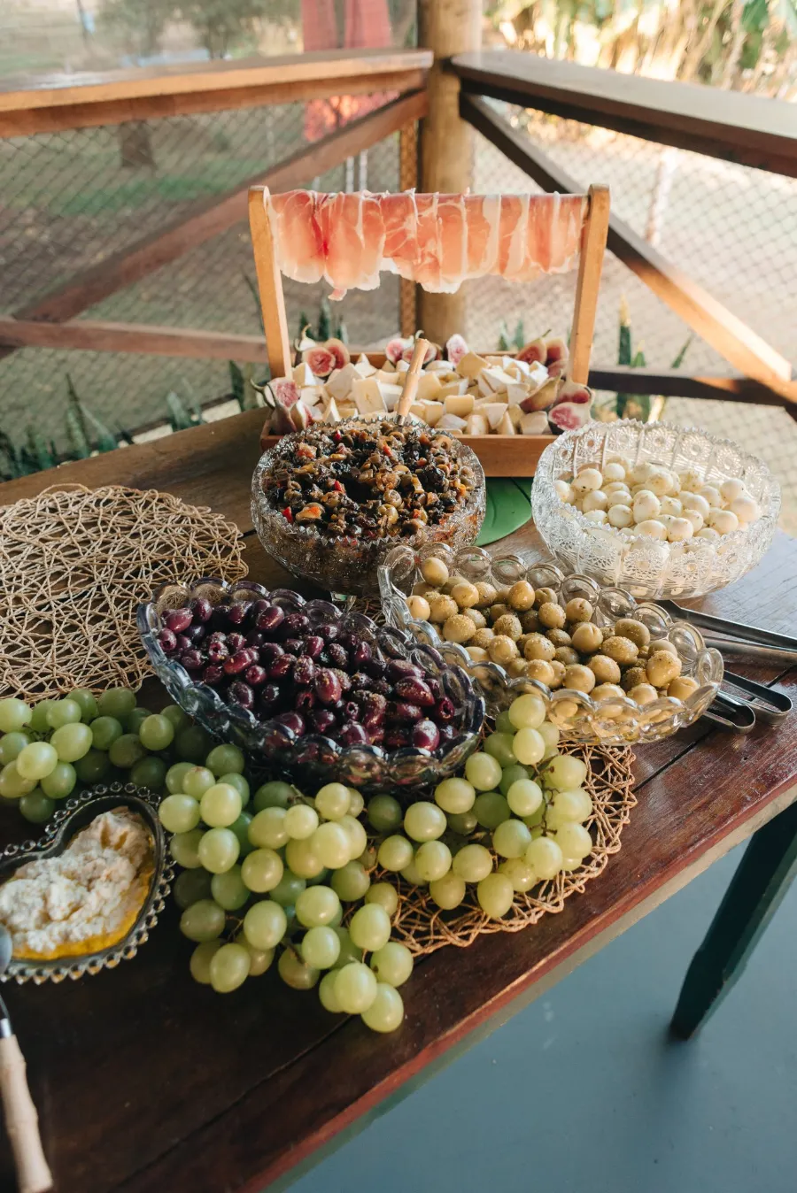 mesa com frutas e comida