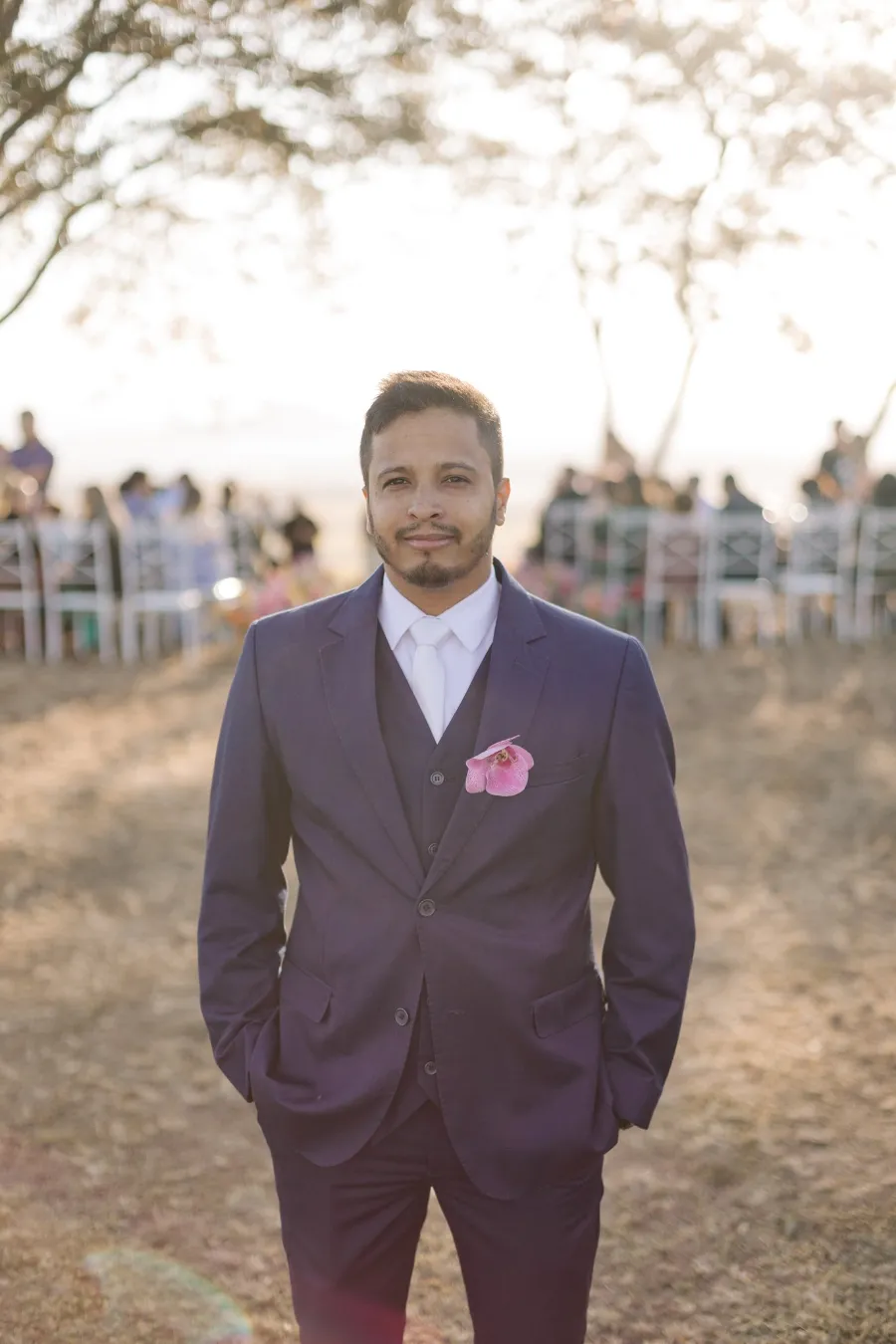 noivo com terno azul