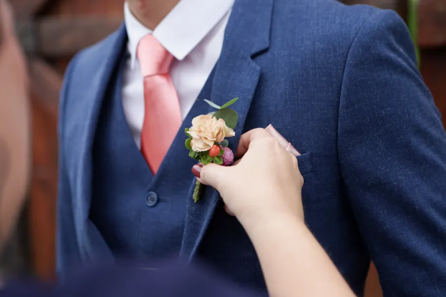 noivo com terno azul