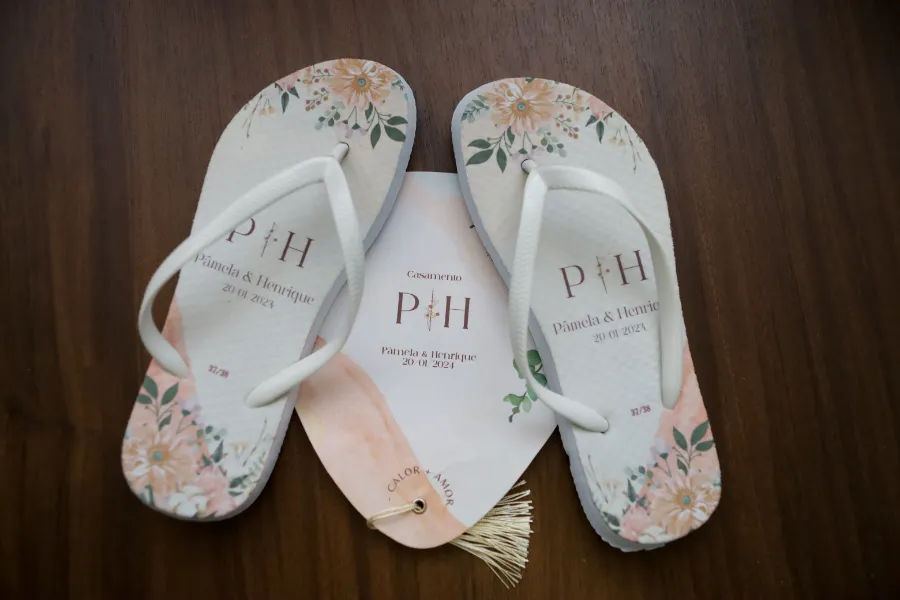chinelo personalizado ao lado de leque de papel