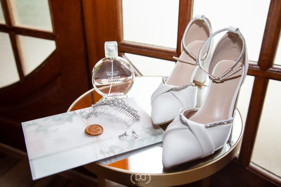 sandalia ao lado de convite