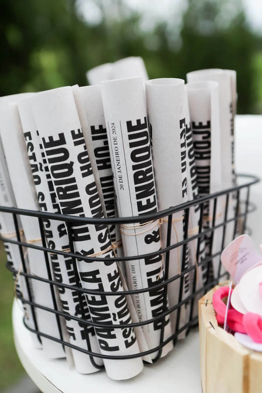 cesto com jornais de casamento