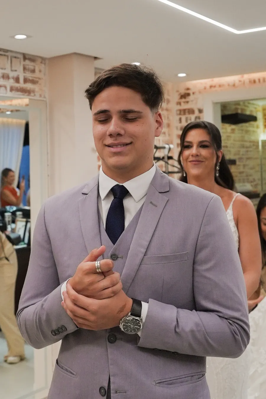 ensaio first look com filho com terno cinza