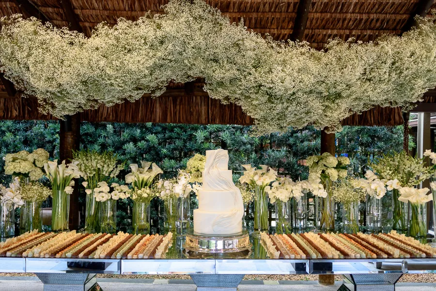 mesa decorada com bolo de casamento branco