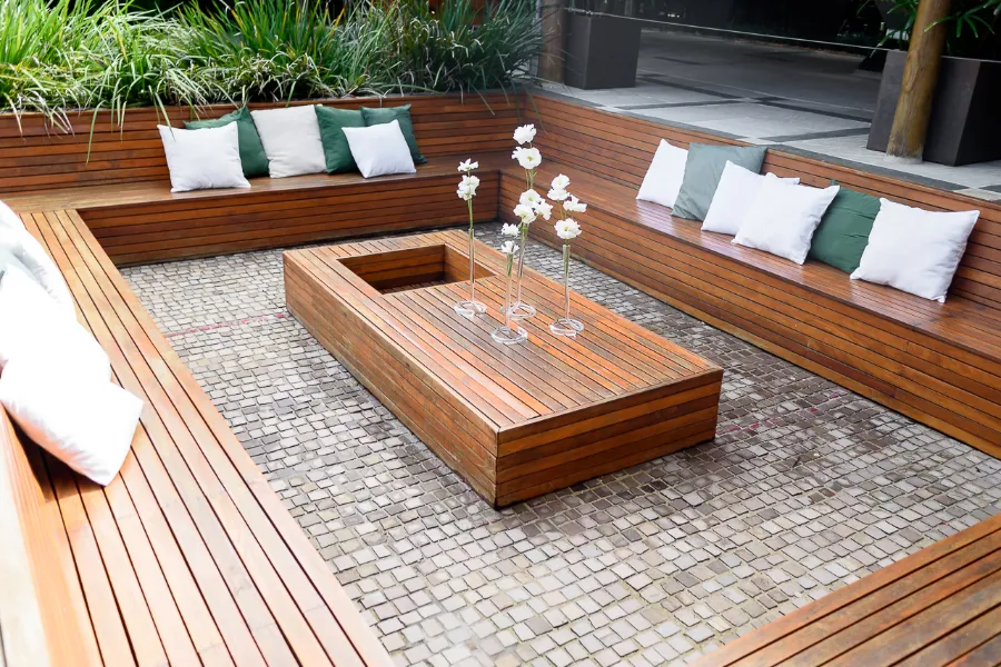 lounge com bancos de madeira em casamento verde e branco