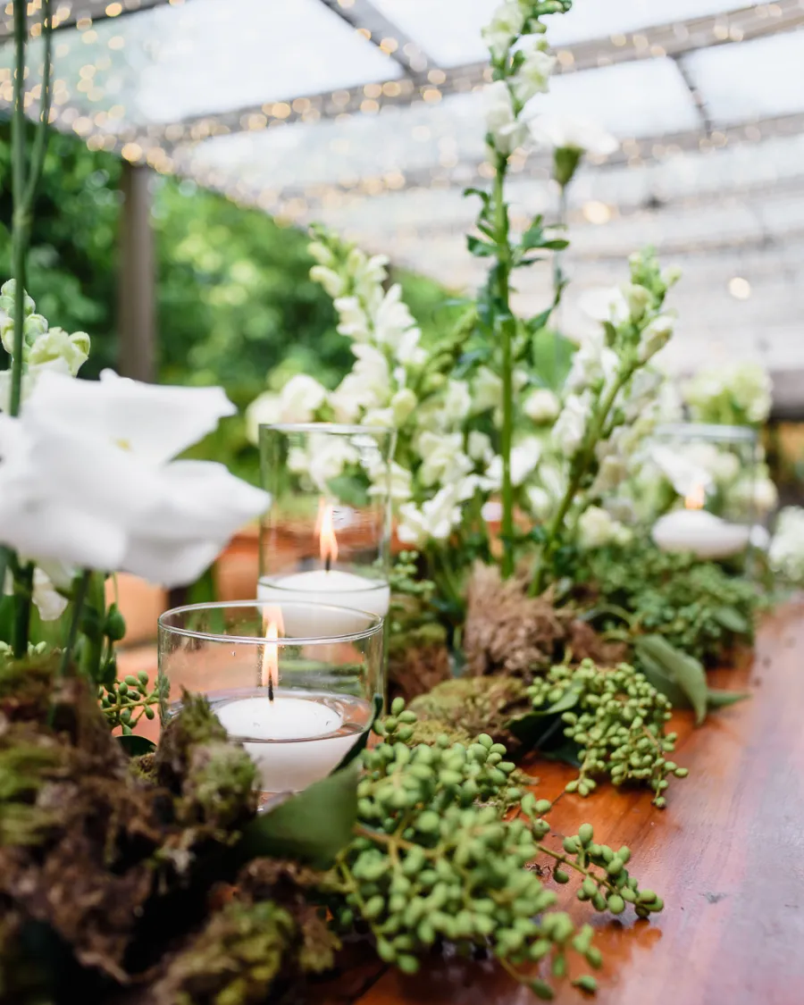 centro de mesa com plantas e velas